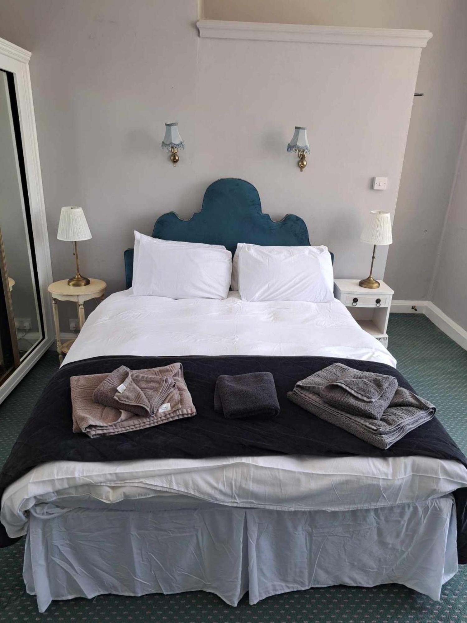 אבוטסבורי The Ilchester Arms Hotel מראה חיצוני תמונה